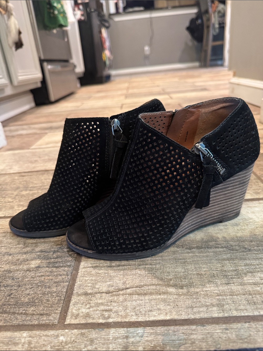 Lucky Brand Jabilo Leather Perferated Peeptoe Wedge Sandals Black Size 8.5
